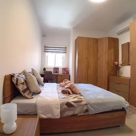 Апартаменты New Modern Two Double Bedroom