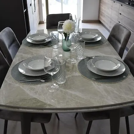 New Modern Two Double Bedroom Сент-Полс-Бей
